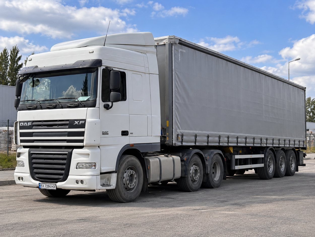 Власне фото: DAF XF 95 із сірим шторно-тентованим напівпричепом